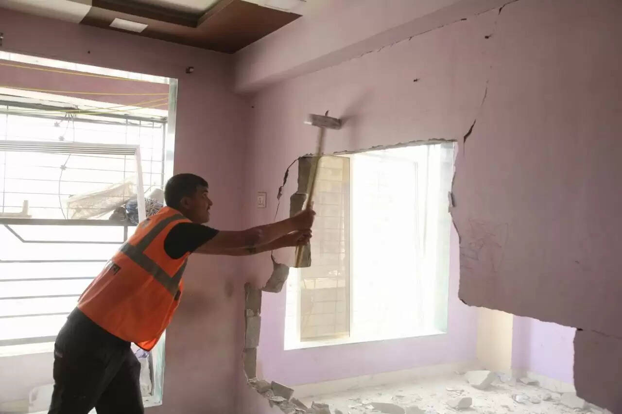 ठाणे- दिवा में अवैध निर्माण तोड़ने टीएमसी ने 5 इमारतें ख़ाली कराई