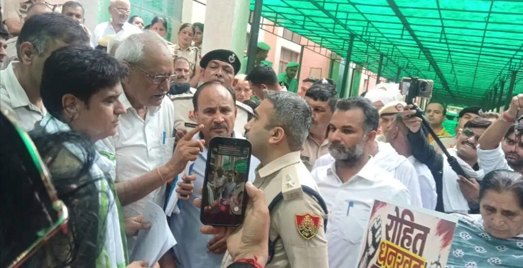 रोहित धनखड़ हत्याकांड : आरोपियों की गिरफ्तारी के लिए निकाला मार्च
