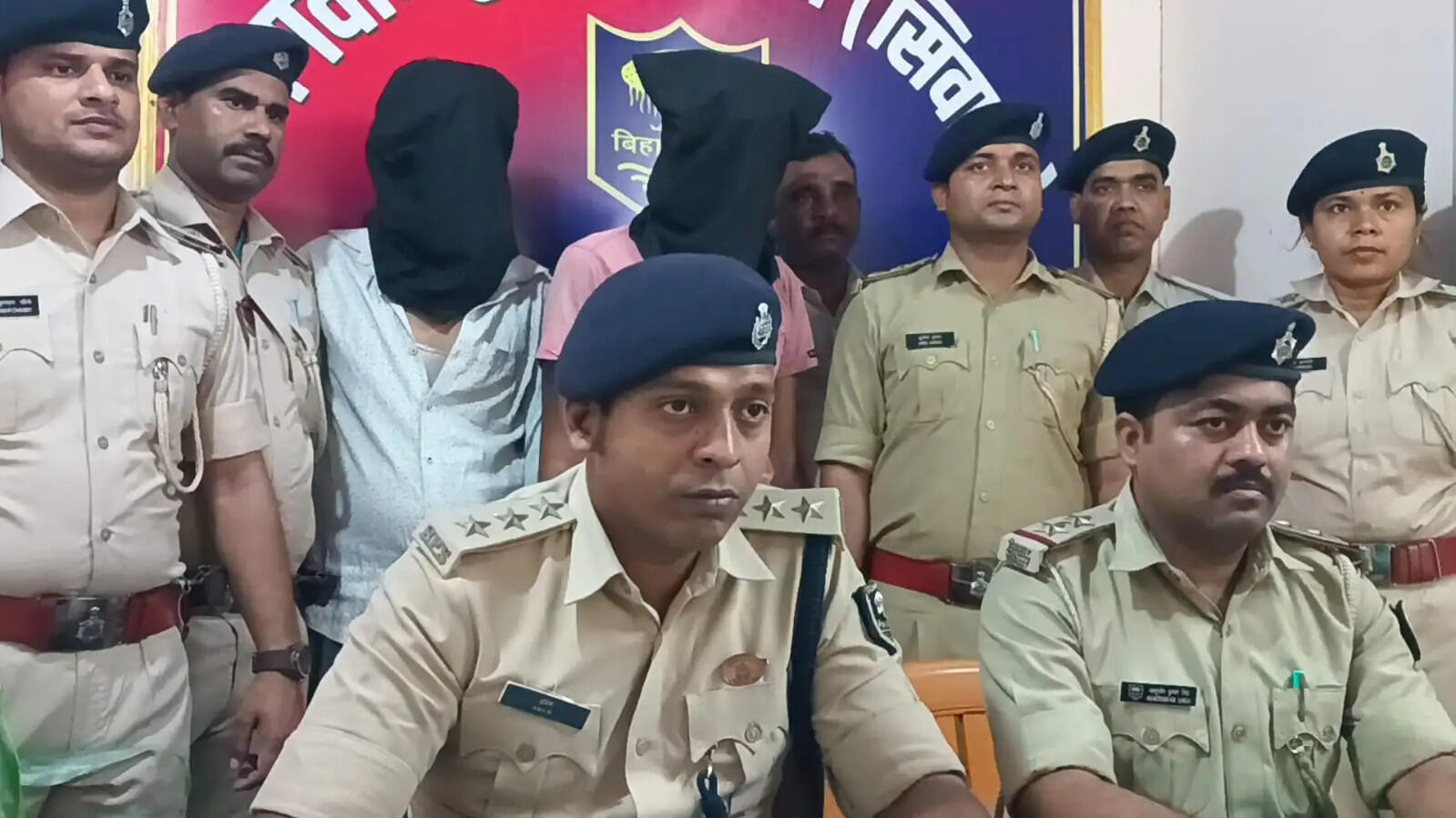 राहगीरों को डरा रहे थे हथियारबंद बदमाश, पुलिस ने दबोचा
