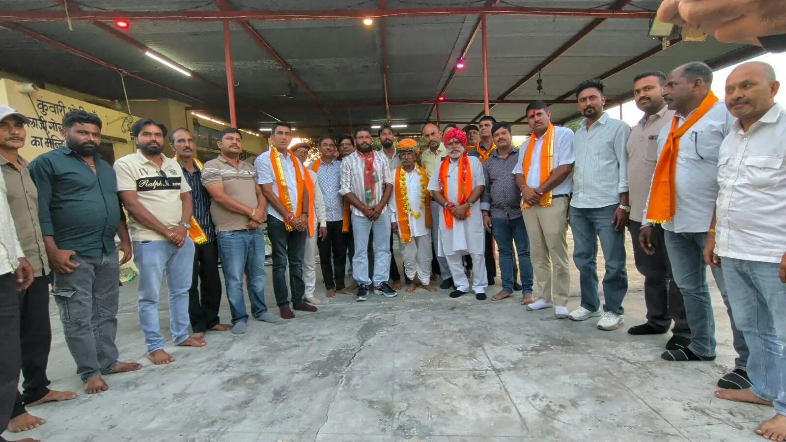 निष्ठा का अनोखा संकल्प : पार्षद की जीत के बाद भाजपा बूथ अध्यक्ष ने पहने जूते