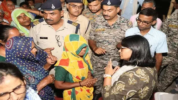 ग्वालियरः कलेक्टर ने अजयगढ़ में लगाई रात्रिकालीन चौपाल, ग्रामीणों से की विस्तार से चर्चा