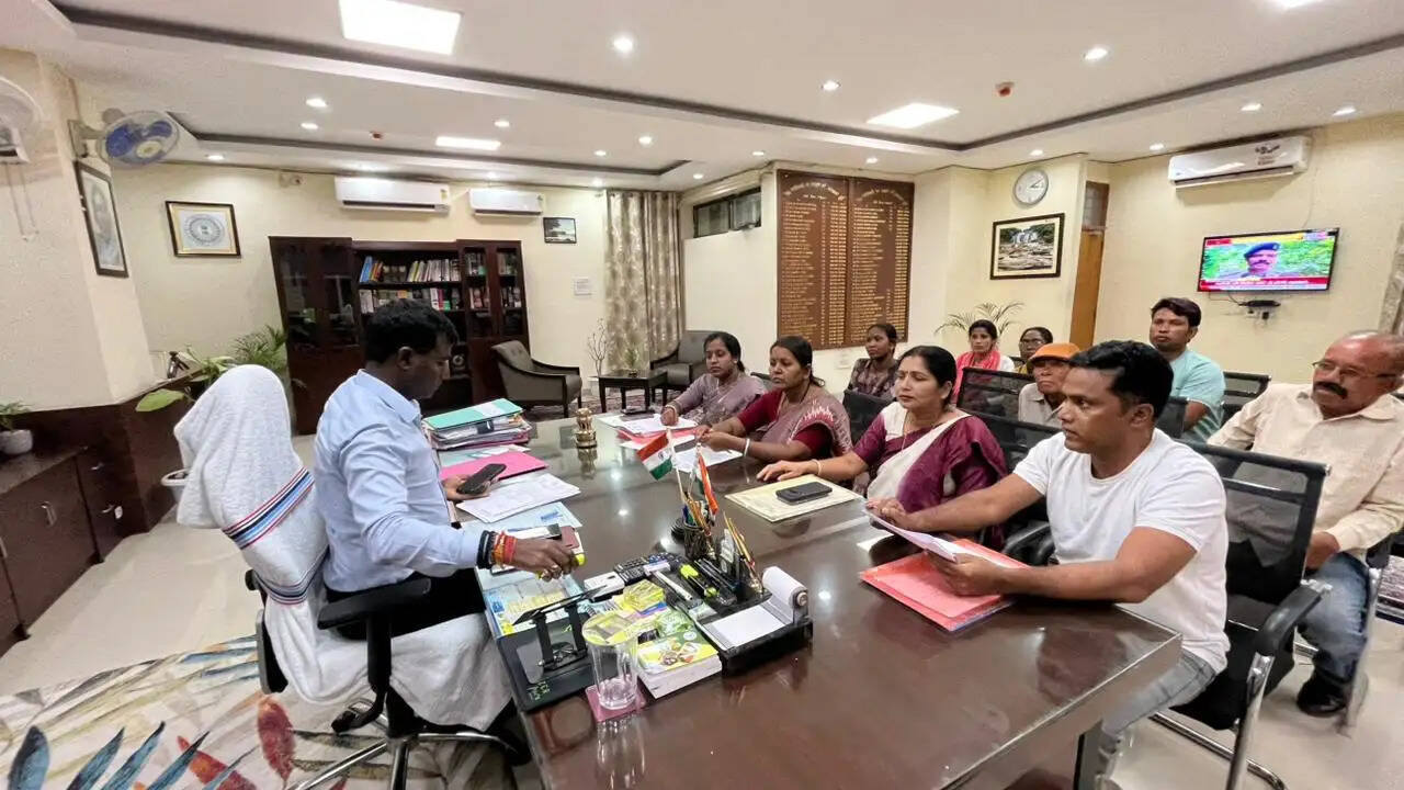 उपायुक्त से जिला परिषद उपाध्यक्ष ने विकास कार्यों को लेकर सौंपा ज्ञापन