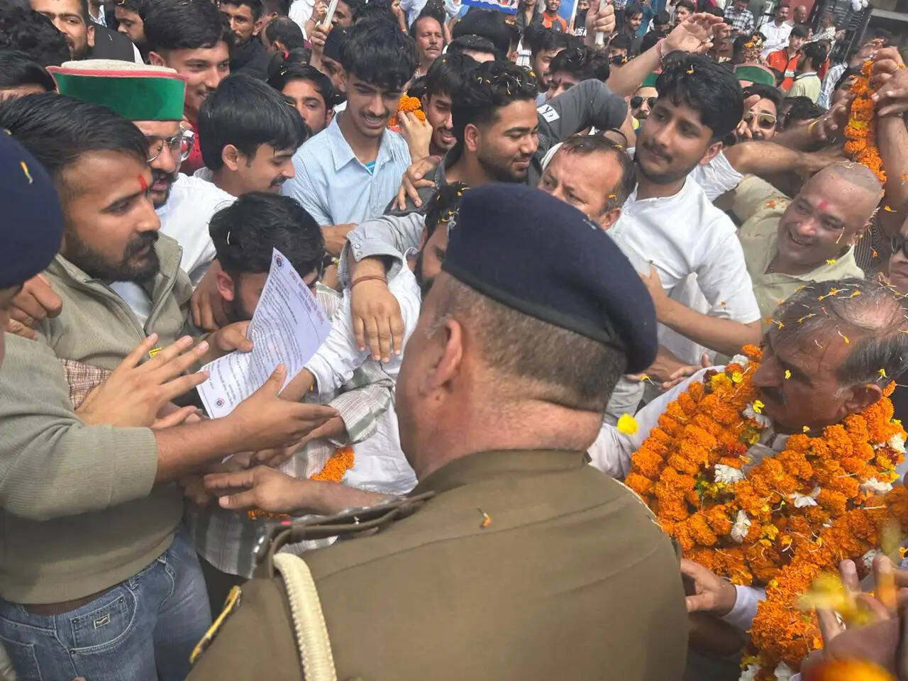 नाहन में मुख्यमंत्री को एबीवीपी ने सौंपा ज्ञापन