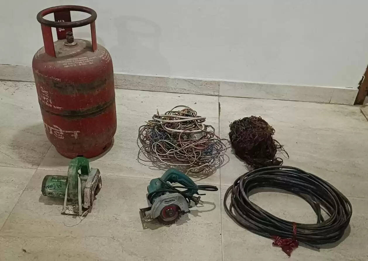 तीन शातिर चोर गिरफ्तार