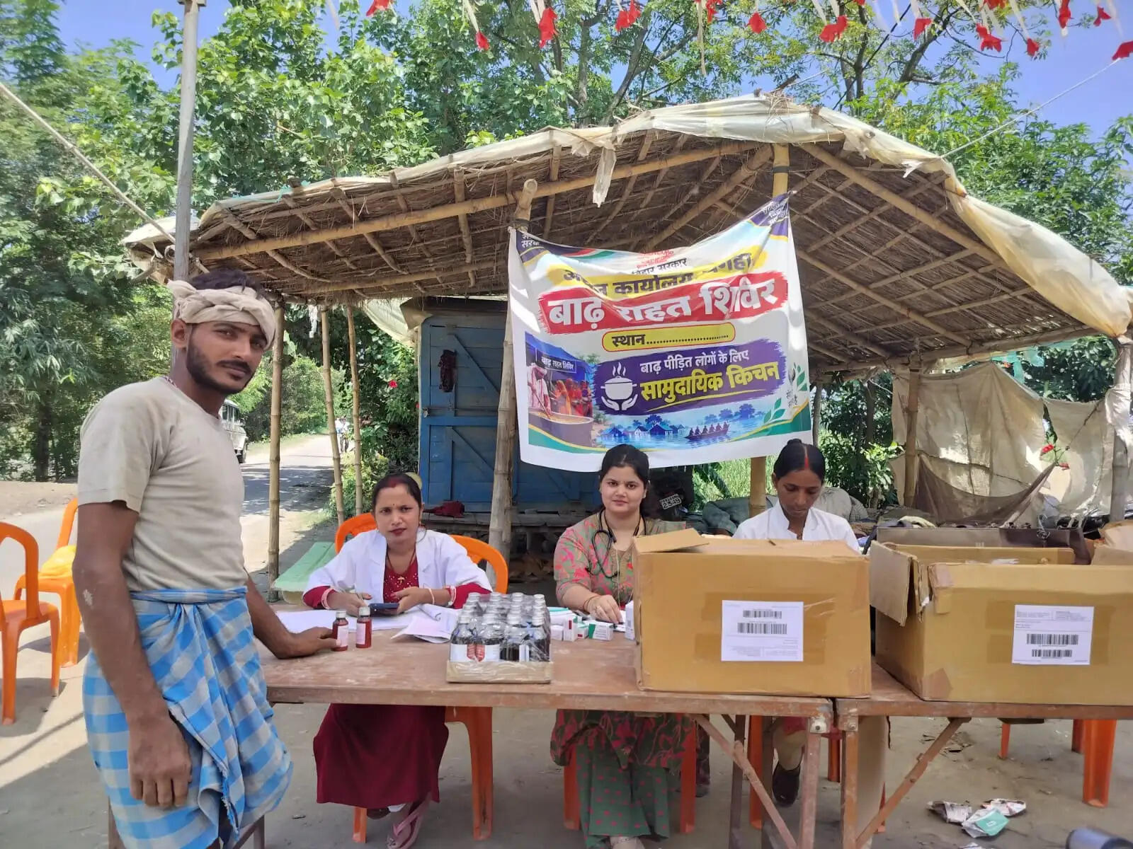 चम्पारण तटबंध टूटने की सूचना पर बाढ़ पीड़ितों के बीच सांसद पप्पू यादव पहुंचे