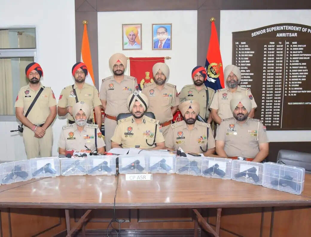 पंजाब में सीमा पार से हथियार तस्करी का भंडाफोड़, 11 आधुनिक पिस्तौलों के साथ आठ गिरफ्तार