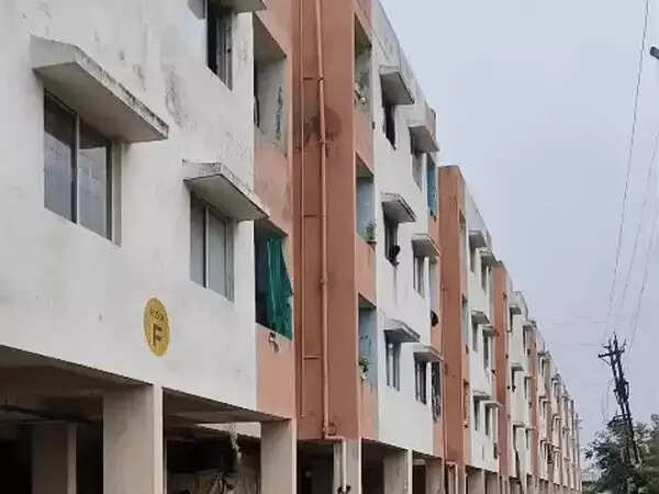रतलाम में पीएम आवास योजना के 208 फ्लैट खाली कराने पर बवाल, पूर्व विधायक की&nbsp;कमिश्नर से तीखी नोकझोंक