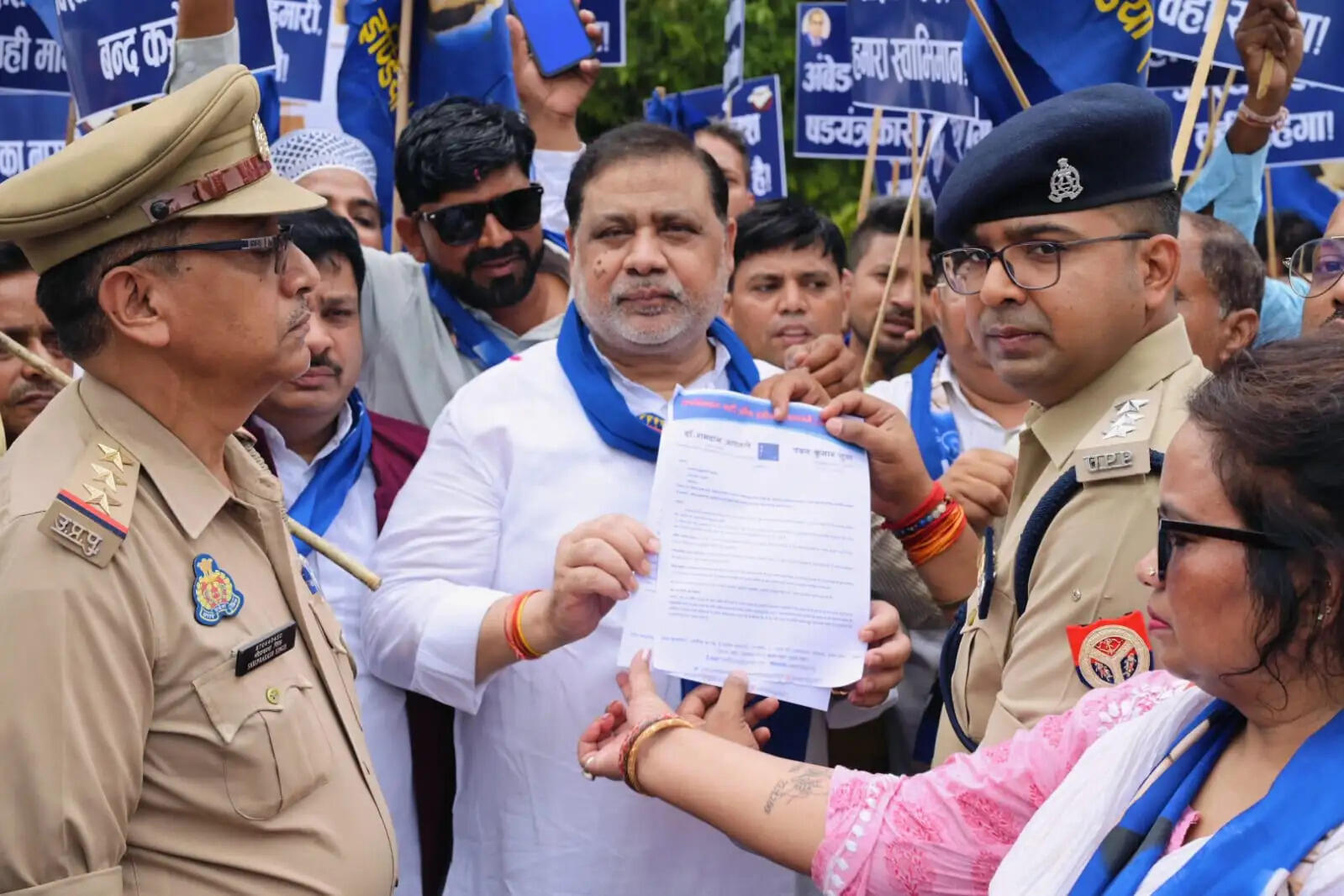 आरपीआई (आ.) ने निकाला पैदल मार्च,&nbsp;बाबा साहेब के अस्थि-कलश और ऐतिहासिक धरोहरों को यथास्थान&nbsp;रहने की उठाई मांग