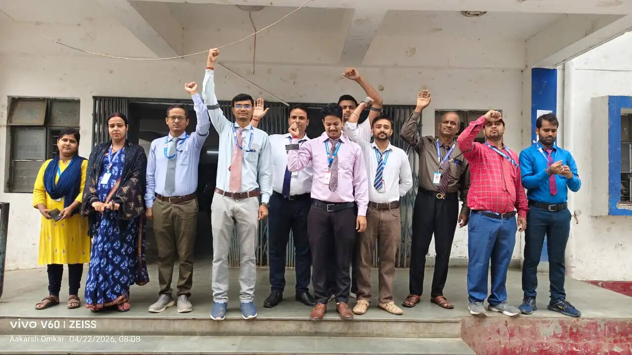 अंबेडकर आवासीय विद्यालय के शिक्षकों ने काला बिल्ला लगाकर किया अध्यापन कार्य