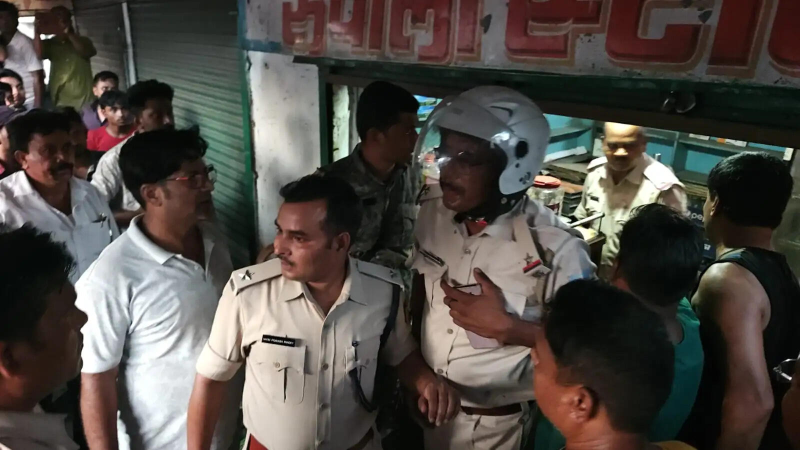 अधेड़ व्यक्ति को हाईवा ने रौंदा, आक्रोशित भीड़ ने पुलिस पर किया पथराव