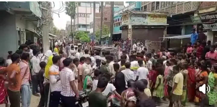 घायल की मौत के विरोध में टायर जलाकर सड़क जाम,हत्यारे की गिरफ्तारी की मांग