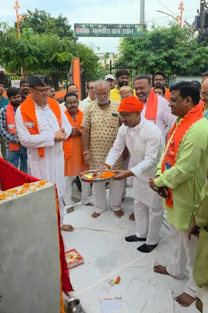 वाराणसी के मालवीय बाग कॉलोनी में 20.78 लाख की लागत से सड़क मरम्मत और काऊ कैचर कार्य का शिलान्यास
