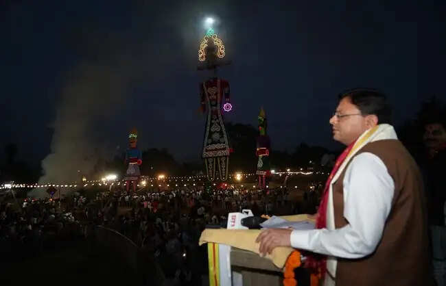 दून में 181 फुट के रावण का दहन, मुख्यमंत्री बोले-न्याय, सुशासन और जनकल्याण ही रामराज्य की मूल भावना