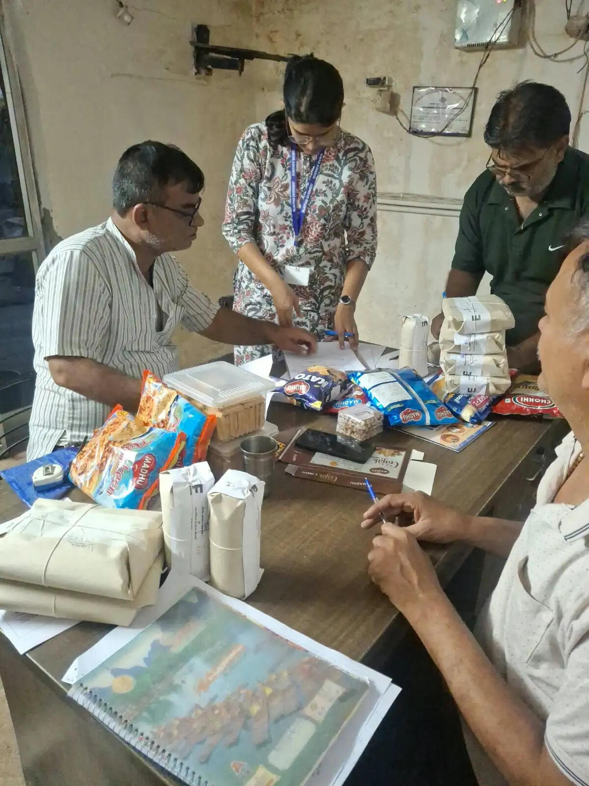 त्योहारों पर खाद्य सुरक्षा विभाग ने लिए विभिन्न प्रतिष्ठानों से नमूने