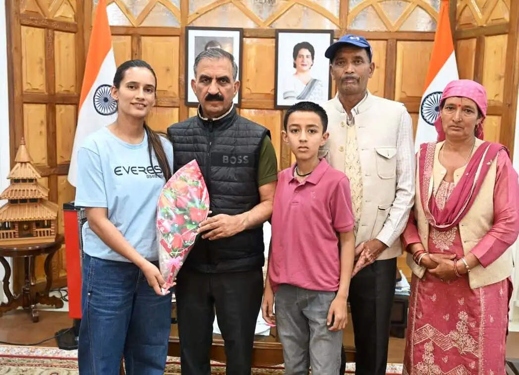 मुख्यमंत्री सुक्खू ने एवरेस्ट विजेता रुचि ठाकुर को किया सम्मानित, एक लाख के पुरस्कार की घोषणा