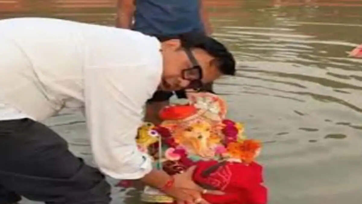अगले बरस तू जल्दी आ' के जयकारों से गूंजी राजधानी, शहर में गणेश विसर्जन का दौर शुरू