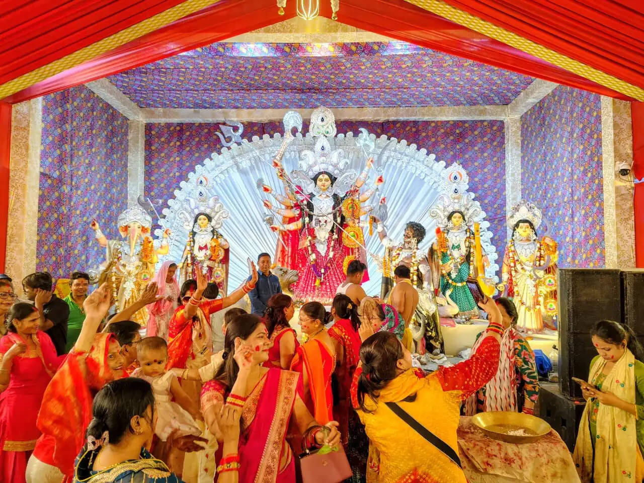 वाराणसी में महिलाओं ने निभाई सिंदूर खेला की परंपरा, मां दुर्गा से मांगा अखंड सौभाग्य का आशीर्वाद