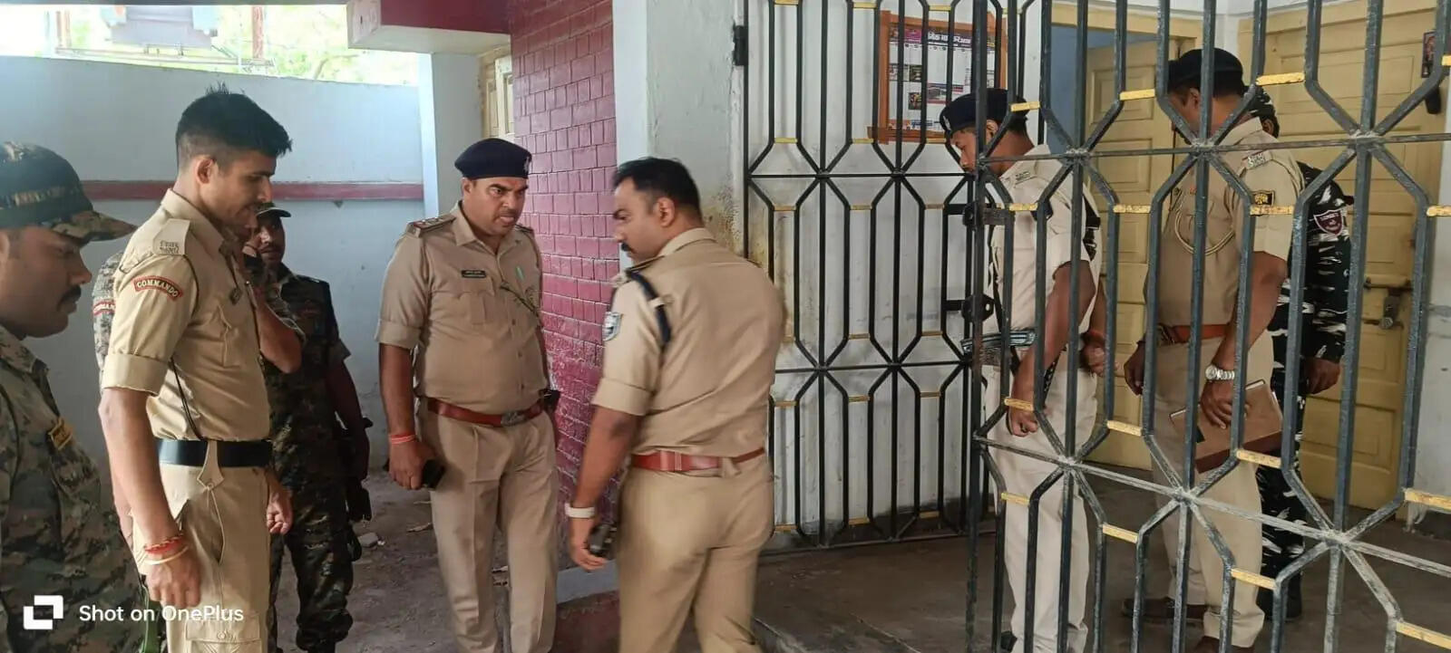 बिहार में मुजफ्फरपुर के बिहार विश्वविद्यालय के कुलपति के आवास पर बमबाजी