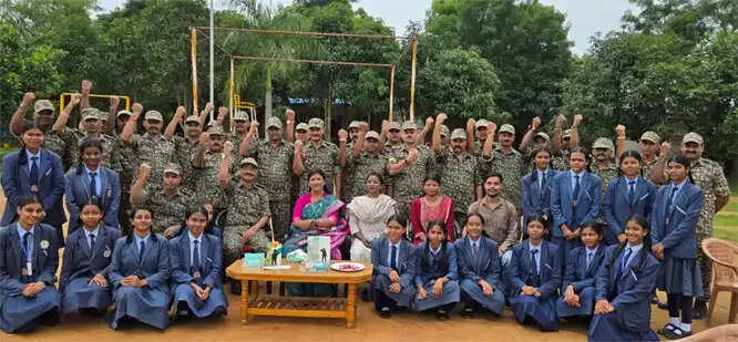 छात्राओं ने आईटीबीपी के जवानों काे बांधा रक्षा सूत्र, जवानों ने दिए उपहार