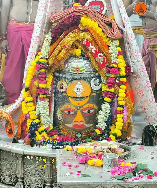 रजत मुकुट, मुंडमाल और रुद्राक्ष की माला से हुआ बाबा महाकाल का दिव्य शृंगार,&nbsp;‘जय श्री महाकाल’ के जयकारों से गूंजा मंदिर परिसर