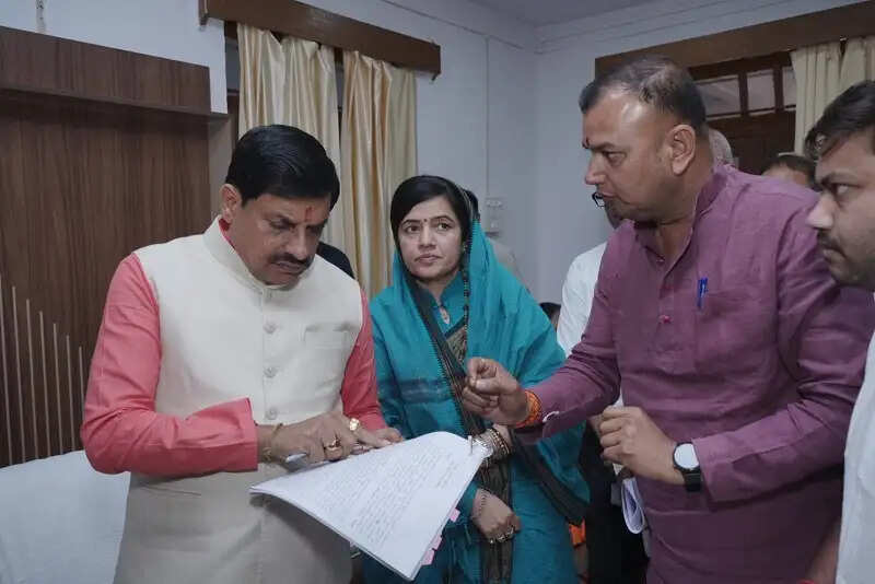 मप्रः मुख्यमंत्री का बड़ा एक्शन, सीधी कलेक्टर व गुना एसपी को हटाने के निर्देश, जिला सहकारी बैंक के महाप्रबंधक को किया निलंबित