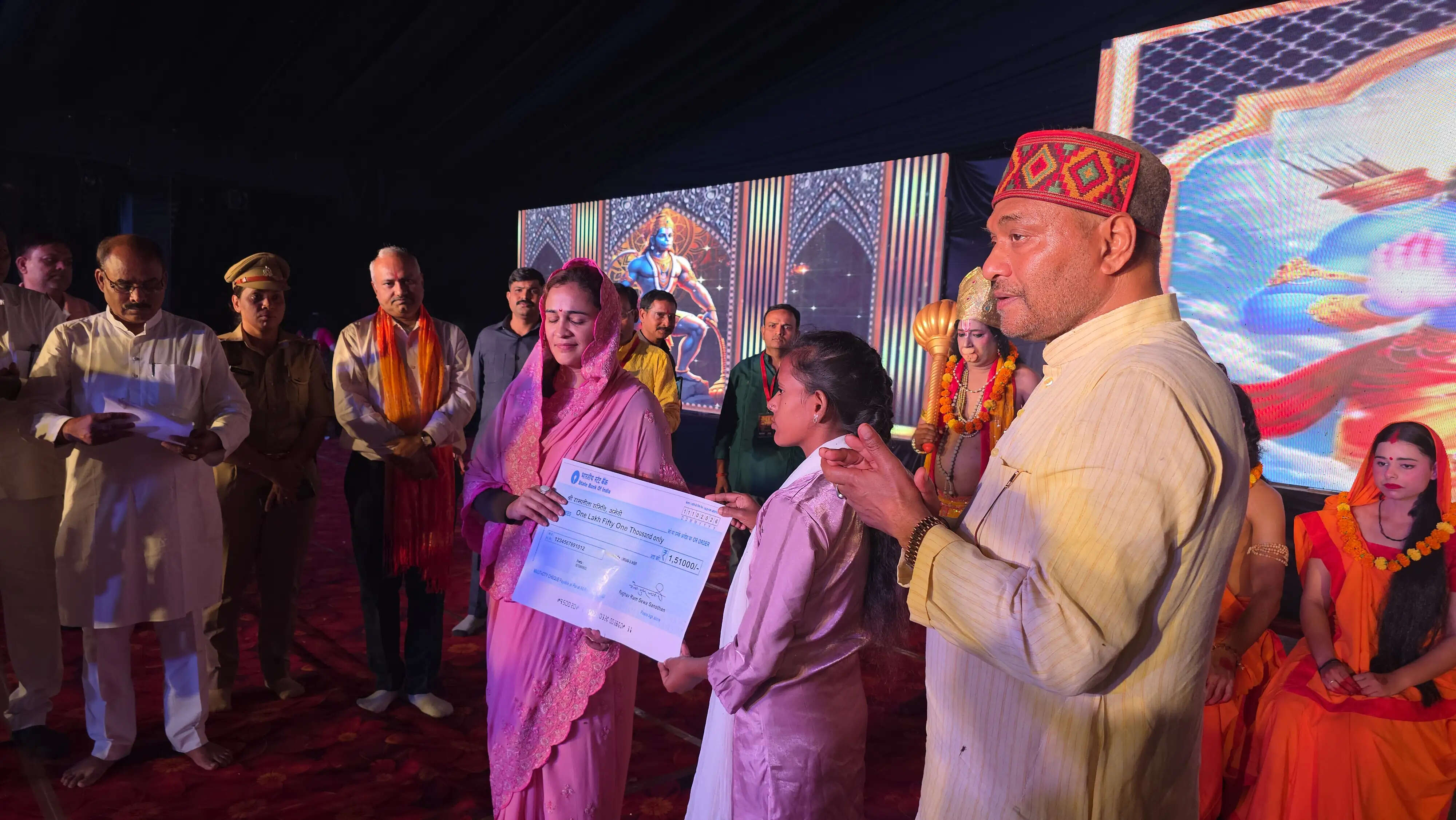 अमेठी : रामलीला में पहुंचीं अपर्णा यादव, नौ निराश्रित कन्याओं को दिए विवाह के चेक