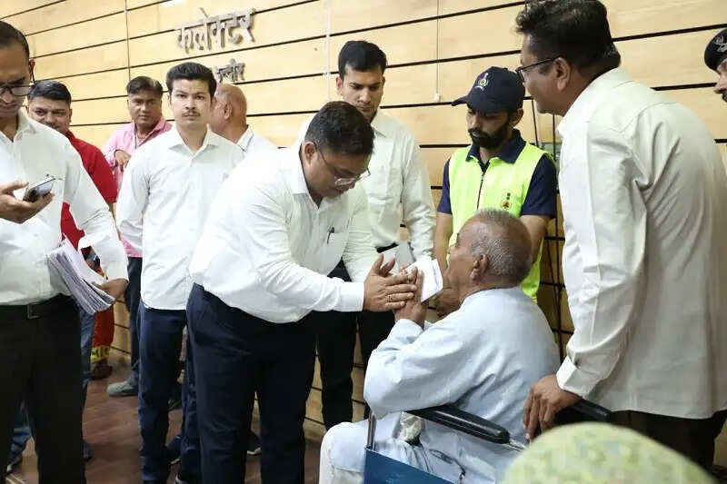 इंदौरः जनसुनवाई में प्रशासन बना आमजन का सहारा, किसी को आवास तो किसी को मिली आर्थिक सहायता