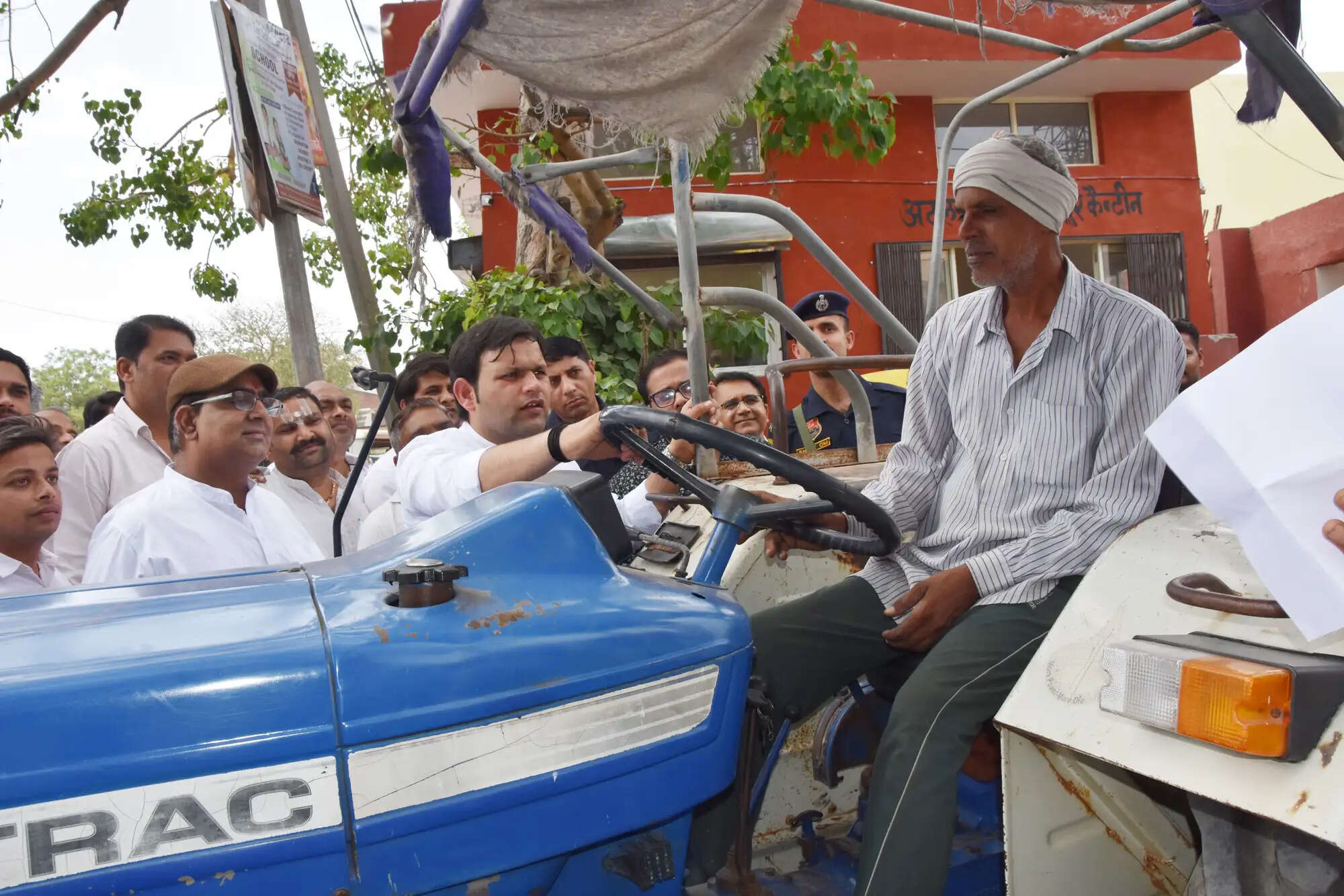पलवल : किसानों के लिए मंडियों में बारदाना, झारनों और पंखों की हो व्यवस्था : गौरव गौतम