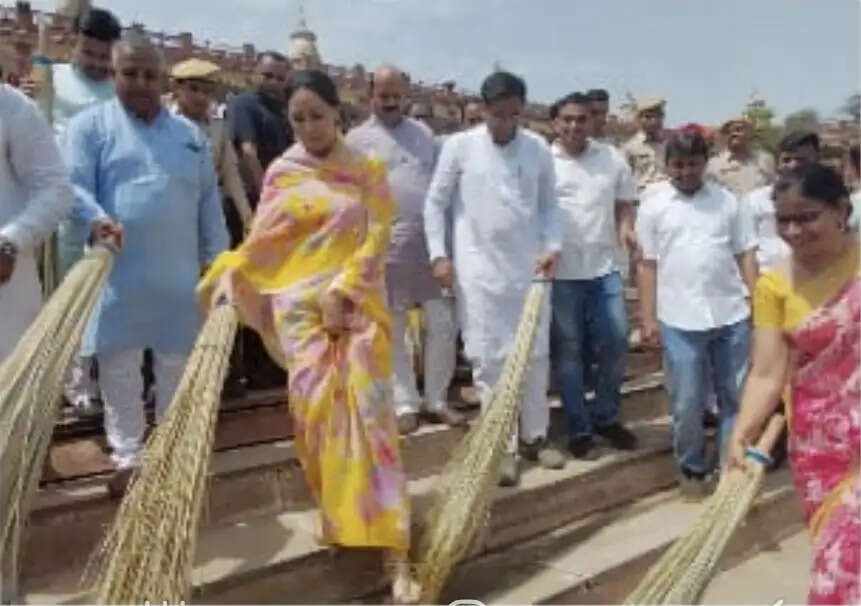 बूढ़ा पुष्कर में श्रमदान और वृक्षारोपण के साथ वंदे गंगा जन अभियान का समापन