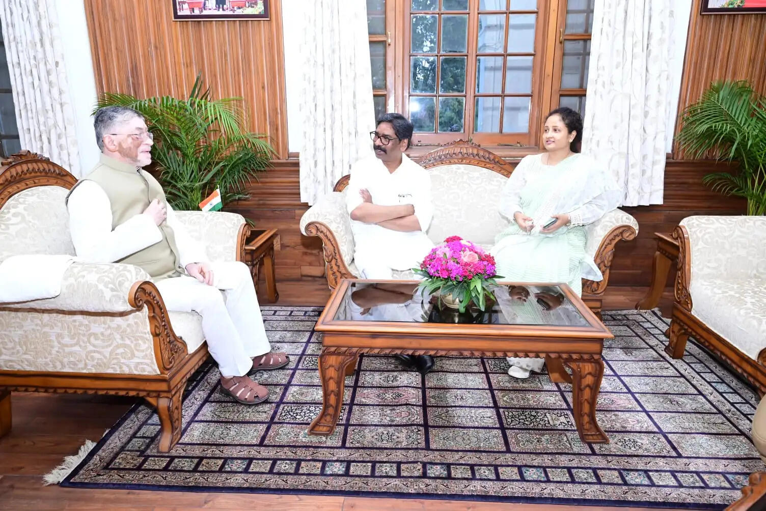 मुख्यमंत्री ने राज्यपाल से मिलकर वर्ल्ड इकोनॉमिक फोरम के बारे में दी जानकारी