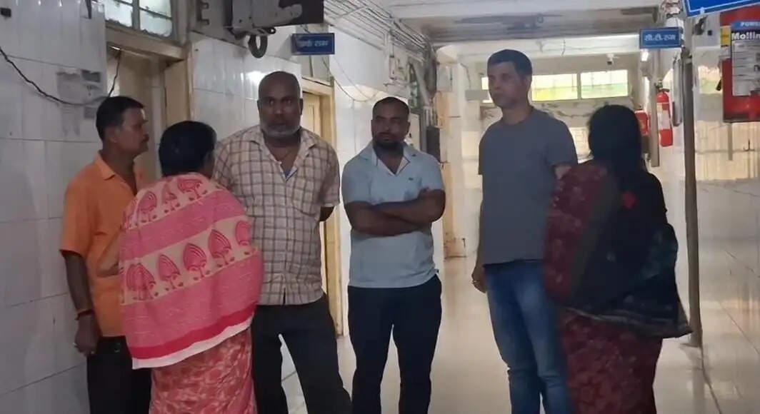 कार को बस ने मारी टक्कर, पिता की मौत, बेटी घायल