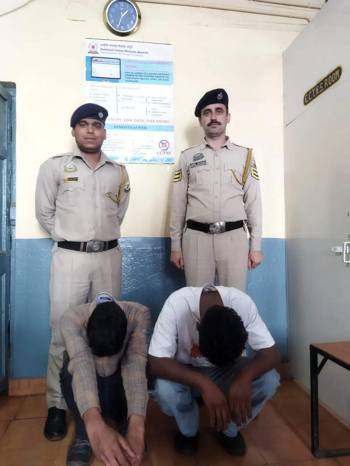 लोहे के एंगल और शटरिंग प्लेटें चोरी करने वाले दो आरोपी गिरफ्तार