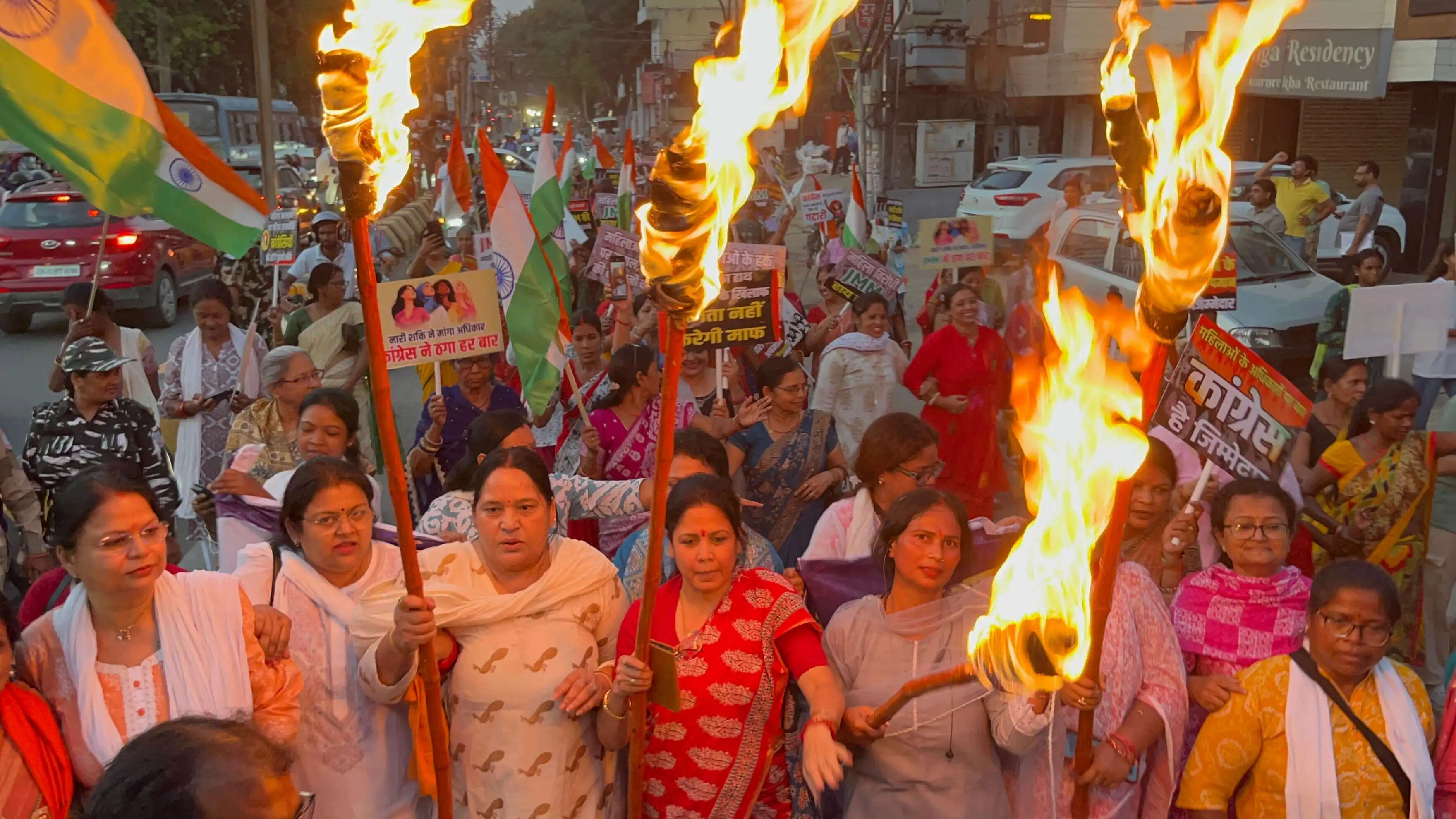 आक्रोश मशाल यात्रा में महिलाओं ने किया इंडी गठबंधन का विरोध