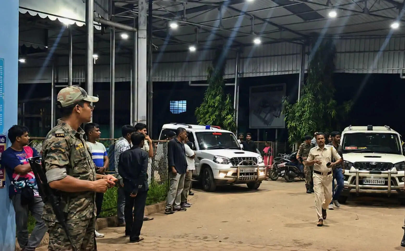 झाड़ग्राम में अज्ञात हमलावरों की गोलीबारी में दो श्रमिक गंभीर घायल