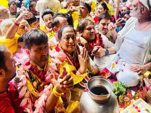 वृंदावन में कांग्रेस के राष्ट्रीय सचिव कुणाल चौधरी ने किए बांके बिहारी के दर्शन