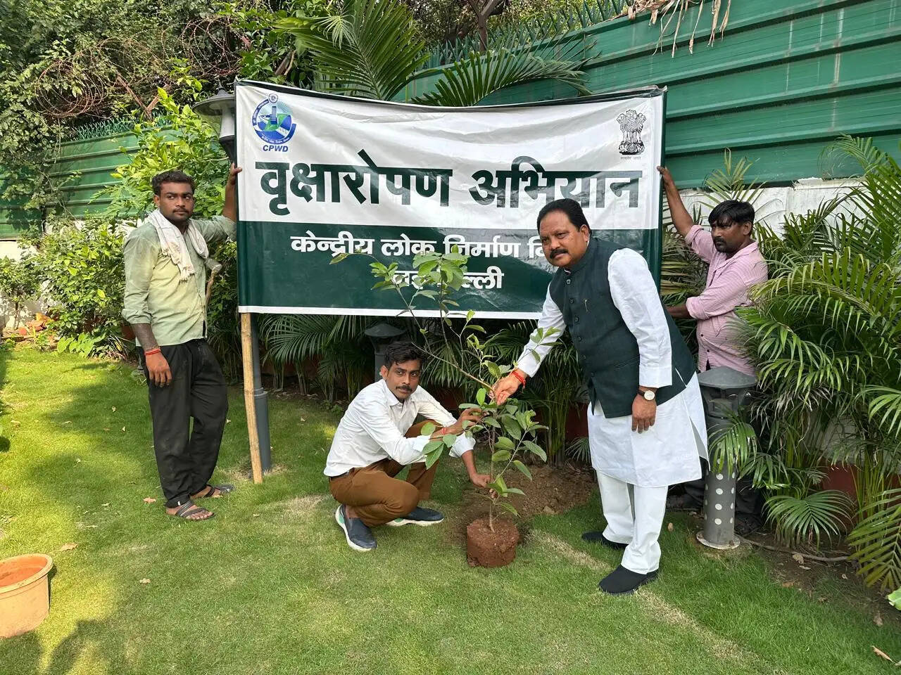 एक पेड़ मां के नाम के तहत सांसद ने किया वृक्षारोपण