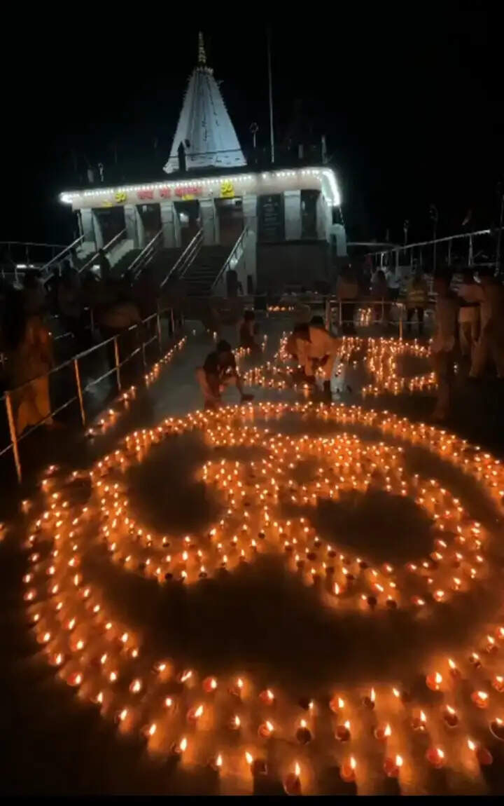 विश्वप्रसिद्ध मां शारदा माता मंदिर में 1 लाख 11 हजार से अधिक दीप प्रज्वलित