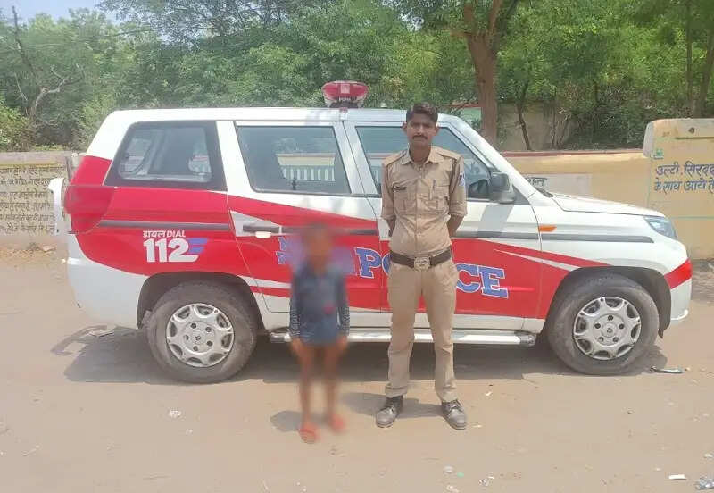 सीधीः डायल-112 के जवानों ने दादा से बिछड़कर रास्ता भटके मासूम को सुरक्षित परिजन से मिलाया