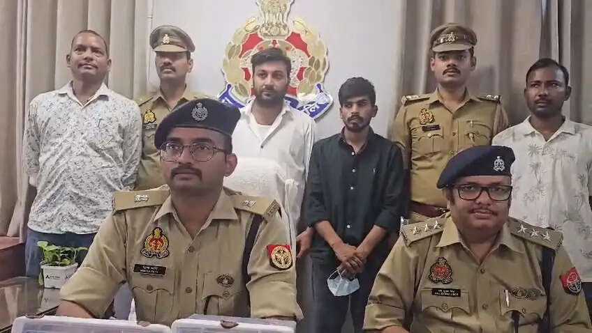 फर्जी बैंक अधिकारी बनकर ठगी करने वाले अंतरजनपदीय गिरोह का भंडाफोड़
