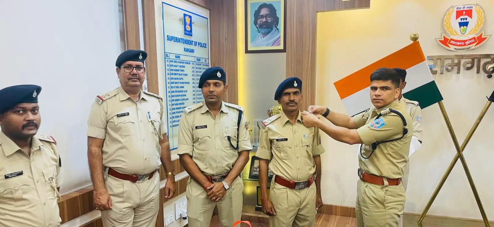 रामगढ़ में दो पदाधिकारियों की प्रोन्नति पर एसपी ने लगाया बैच