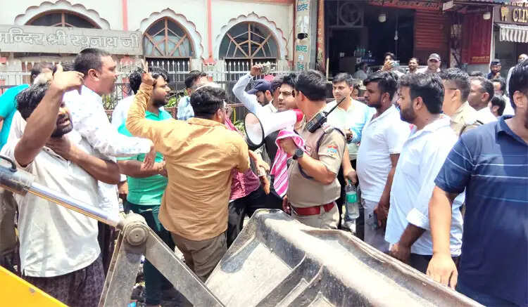 भीमगोड़ा-खड़खड़ी क्षेत्र में अतिक्रमण हटाने को लेकर हंगामा, व्यापारियों के विरोध के बाद रुका अभियान
