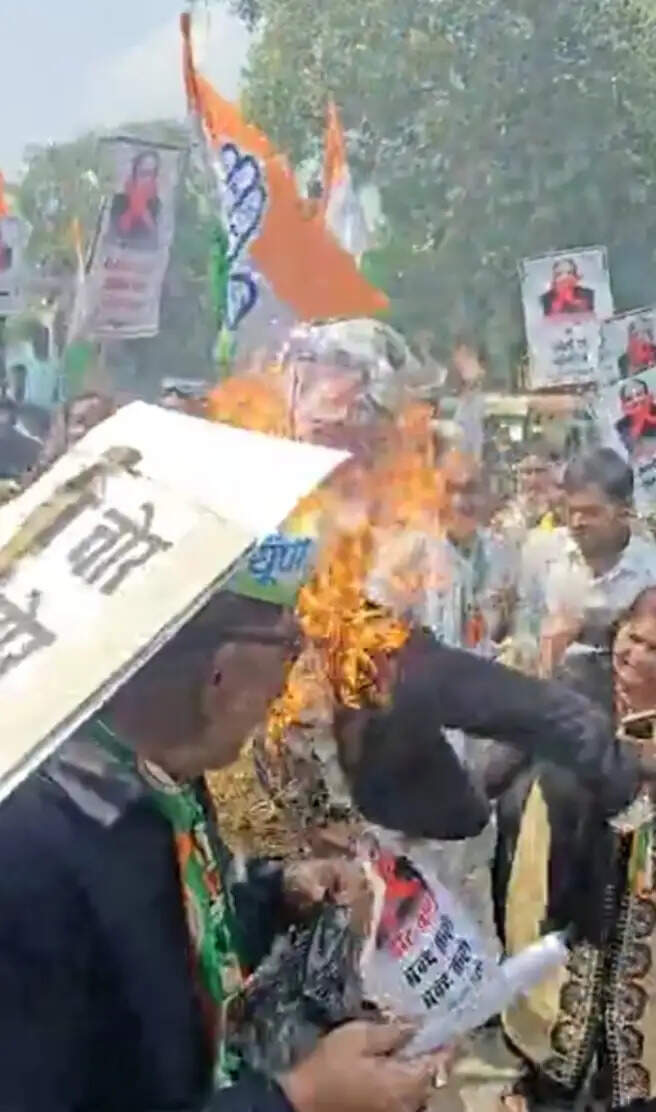 बांदा : एसआईआर के विरोध में कांग्रेस का प्रदर्शन, मुख्य चुनाव आयुक्त का पुतला फूंका