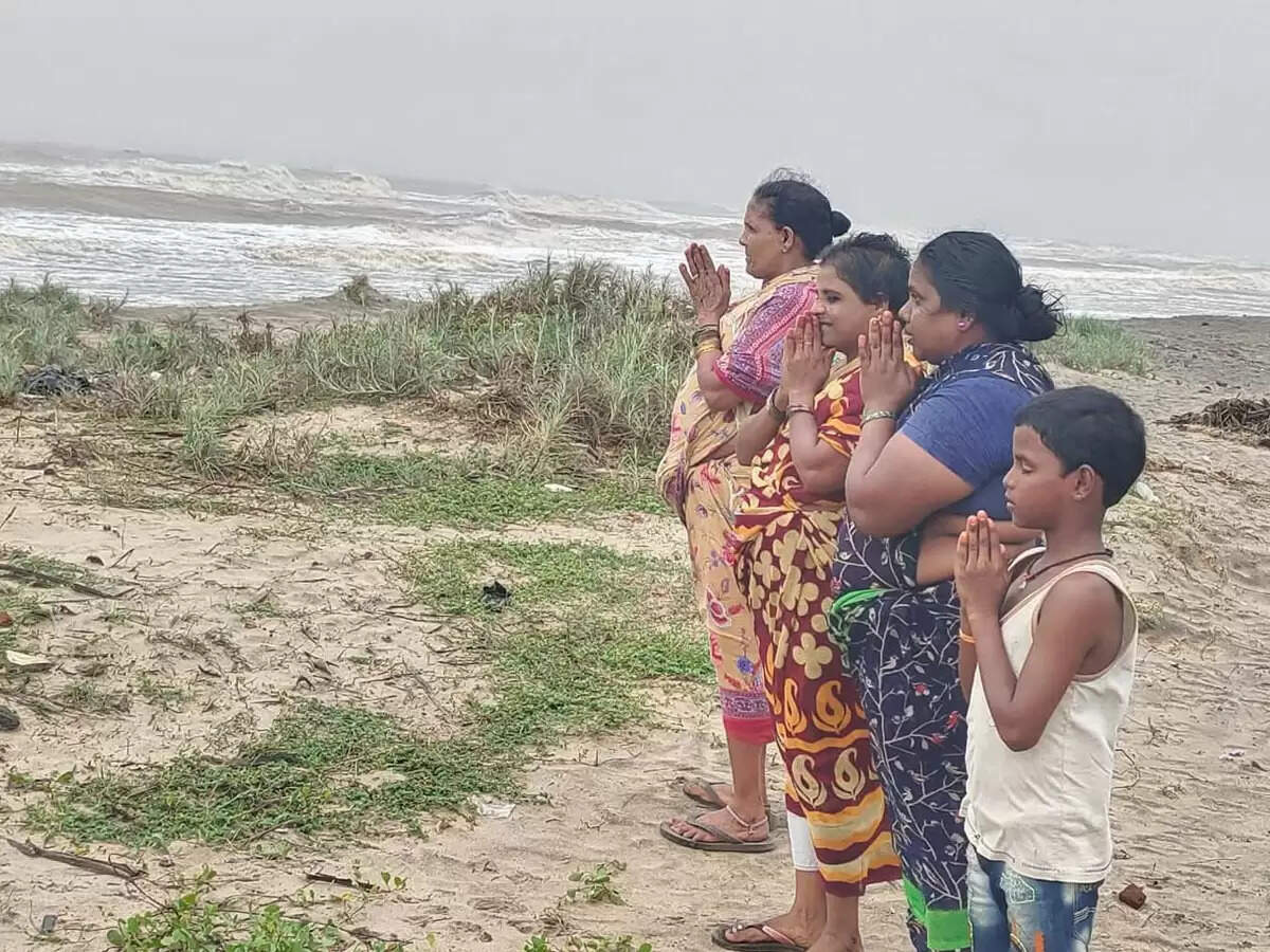 चक्रवात मोंथा आंध्र प्रदेश के तट से टकराया, आधी रात तक हाई अलर्ट