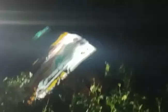 मप्र में भैरुघाट पर भिड़ंत के बाद गहरी खाई में गिरी बस और कार, 4 लोगों की मौत