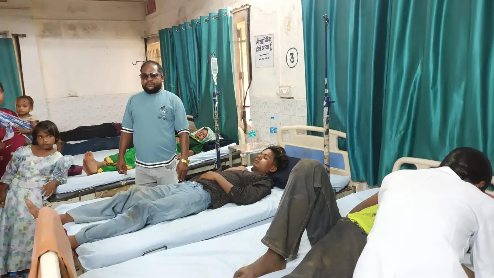 बैल को बचाने के प्रयास में डीजे गाड़ी पलटी, ०७ घायल