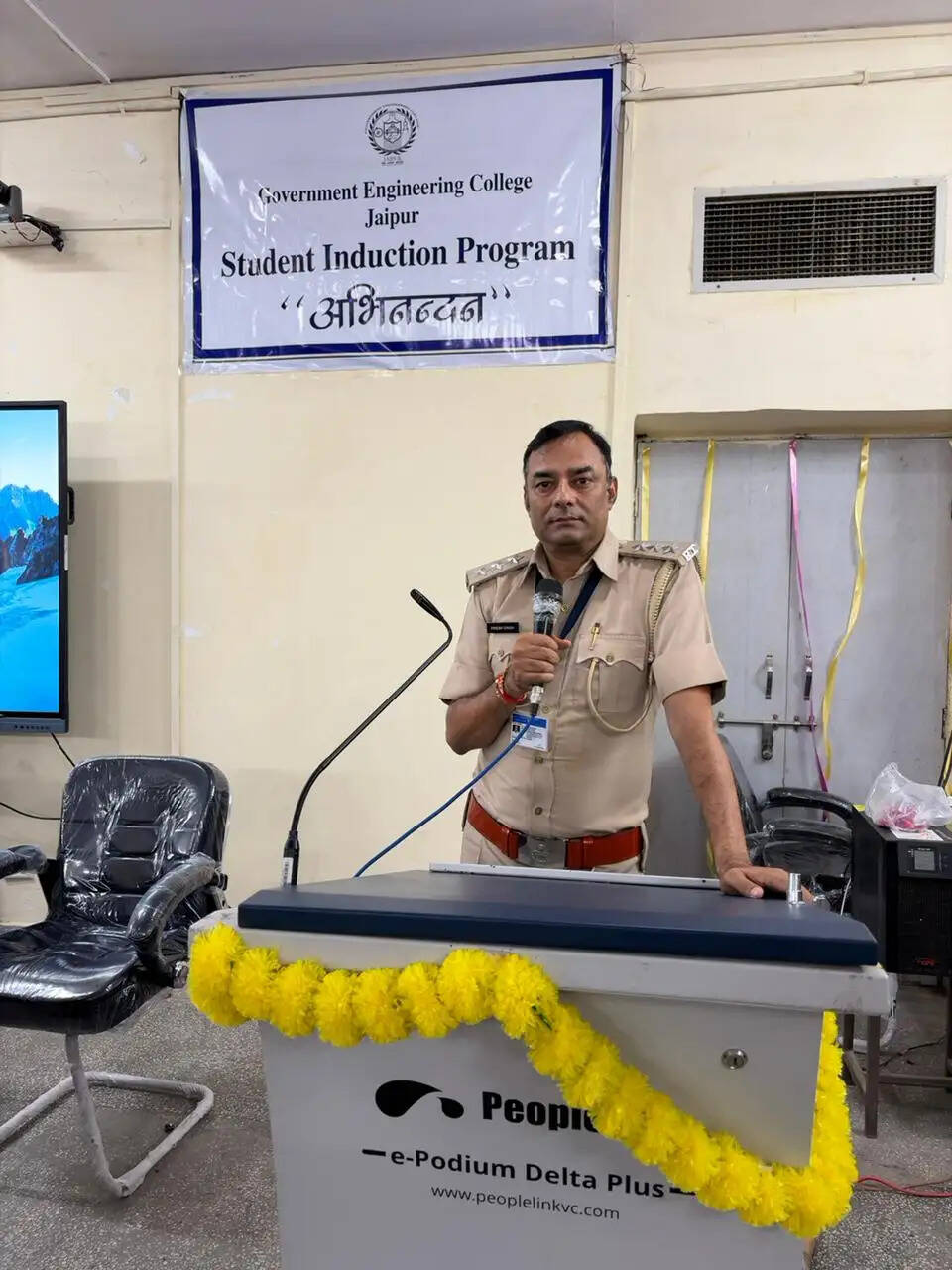 सड़क सुरक्षा को आदत बनाएं, युवा और खुद के साथ दूसरों की भी बचाएं जान: इंस्पेक्टर दिनेश सिंह