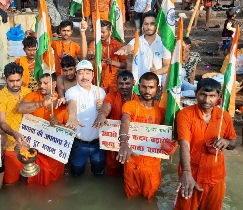 वाराणसी: कंधे पर कांवर, हाथों में तिरंगा लेकर कांवड़ियों ने लिया जल संरक्षण का संकल्प
