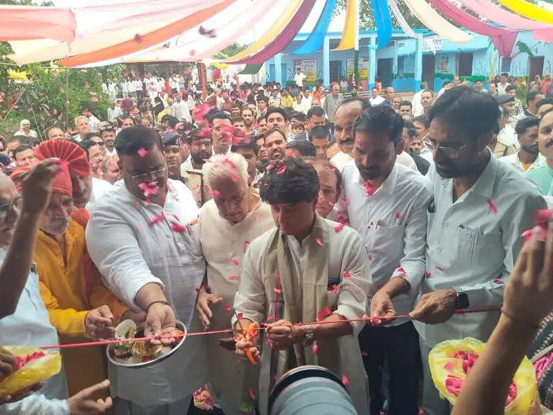 अमृत भारत स्टेशन योजना से रेलवे स्टेशनों को किया जा रहा आधुनिक सुविधाओं से सुसज्जितः सिंधिया