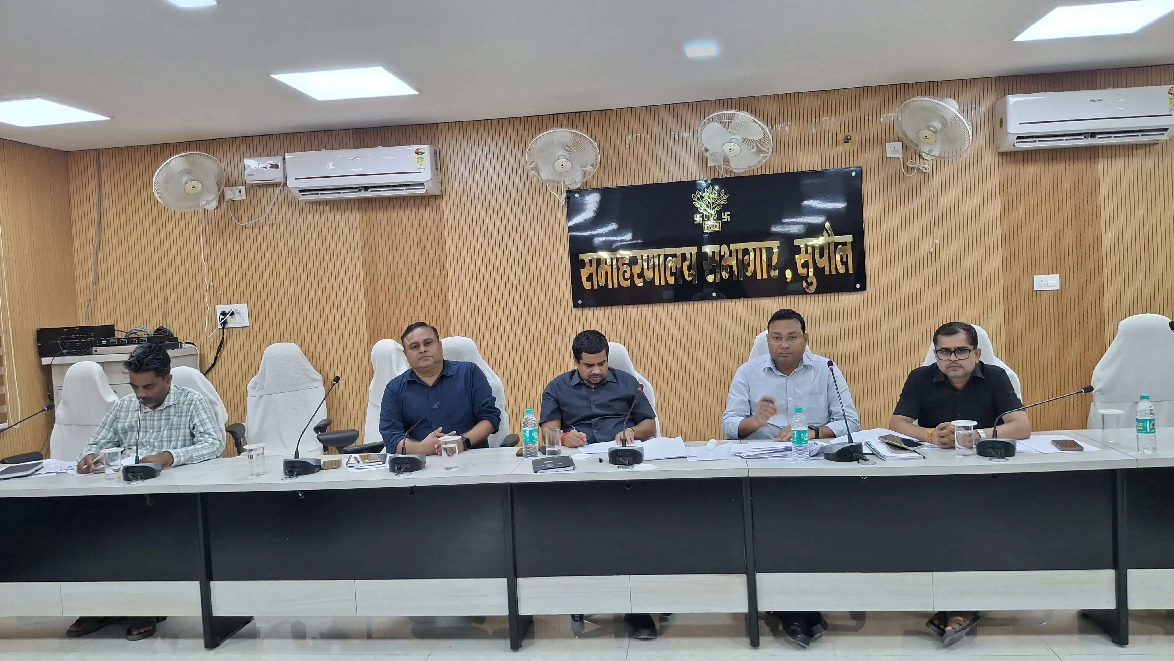 सेवा संकल्प एवं कायाकल्प अभियान के तहत योजनाओं की समीक्षा