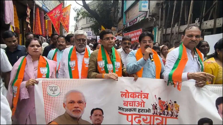 लोकतंत्र की रक्षा के संकल्प के साथ सड़कों पर उतरे भाजपा कार्यकर्ता